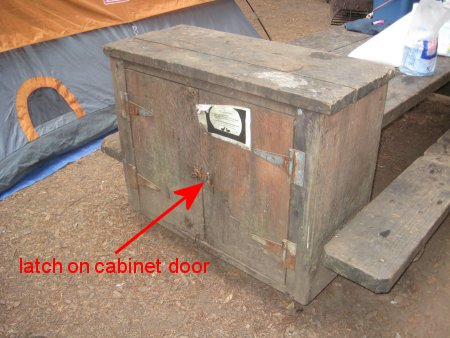 04a raccoon cabinet (38K)